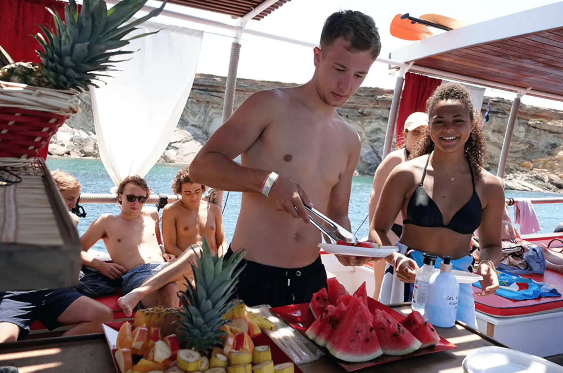 Invité au bar — fruits de saison offerts par l'équipage