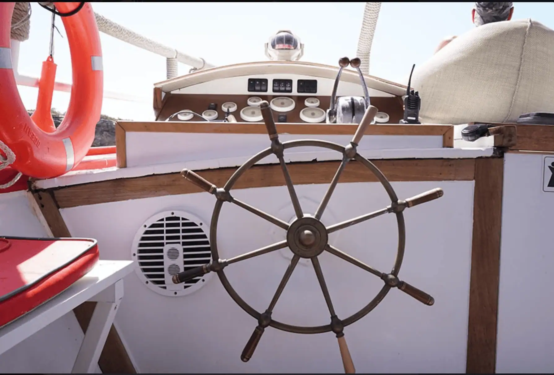Console capitaine — navigation moderne et charme classique