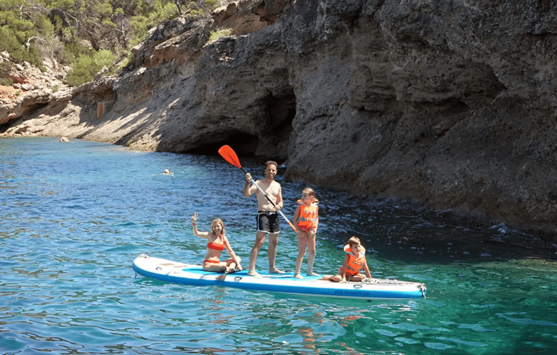 Famille sur une grande planche paddle — moment convivial