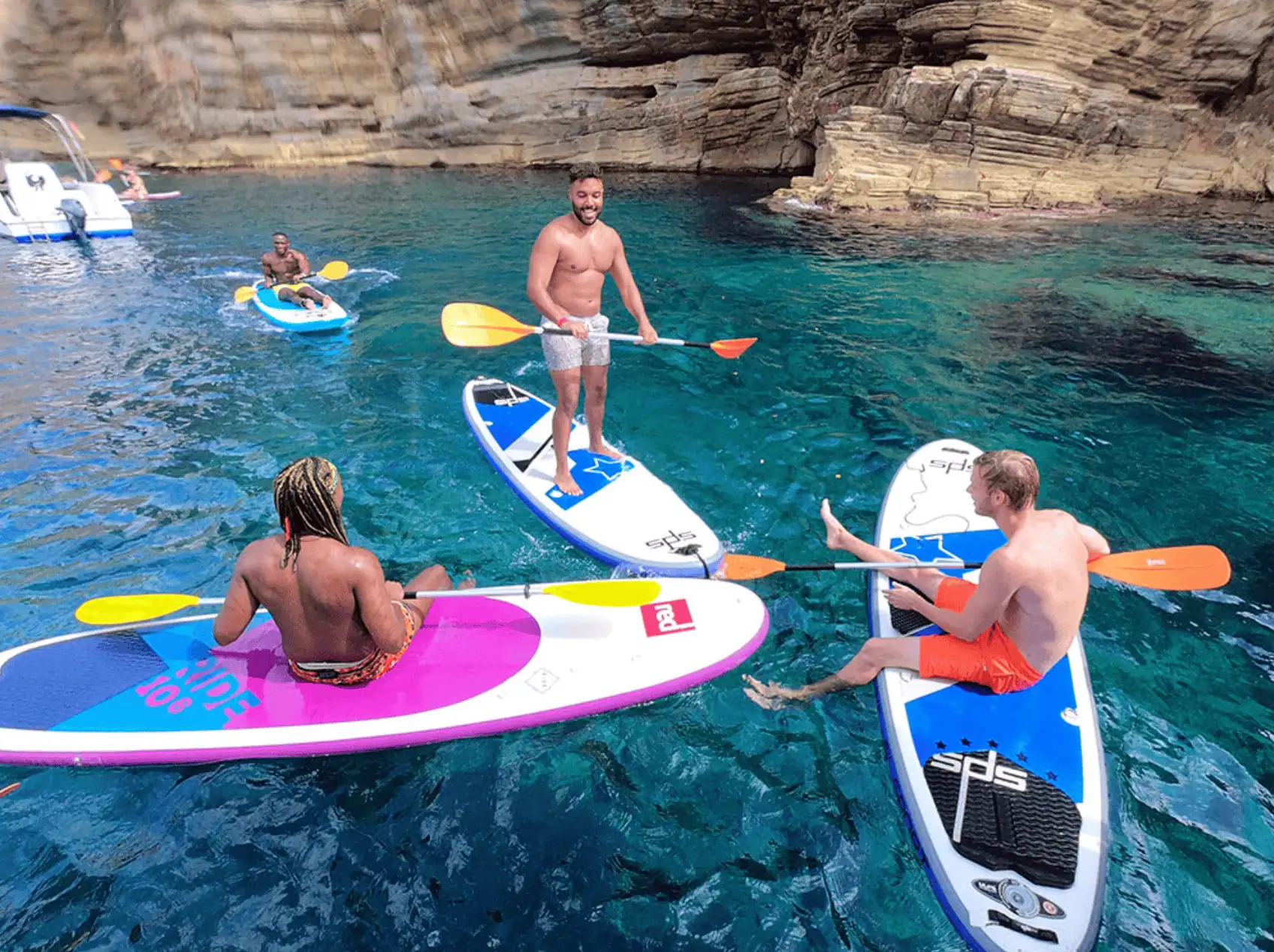 Groupe en paddle près du bateau et des bouées