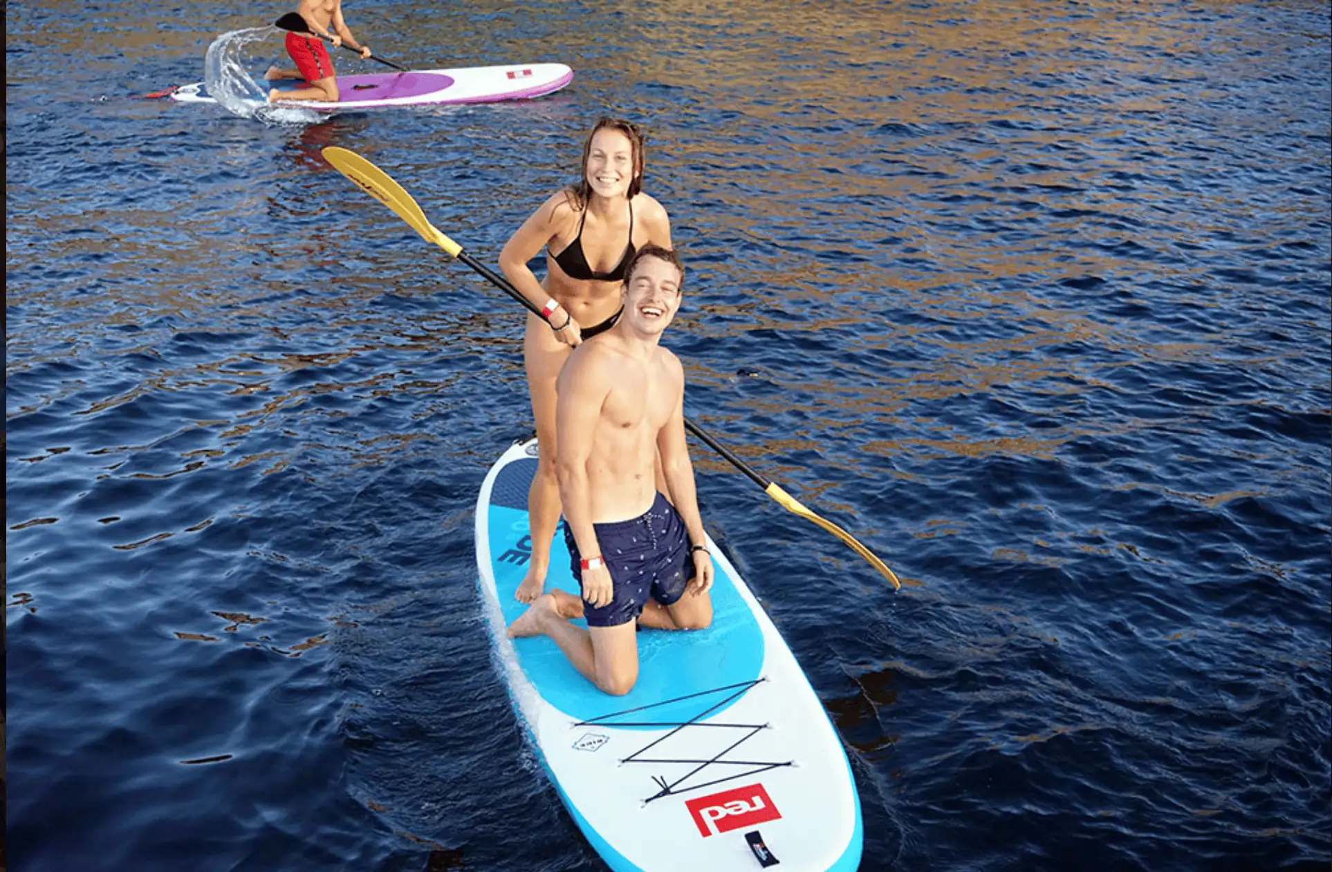 Couple en paddle près de la poupe du Salvador