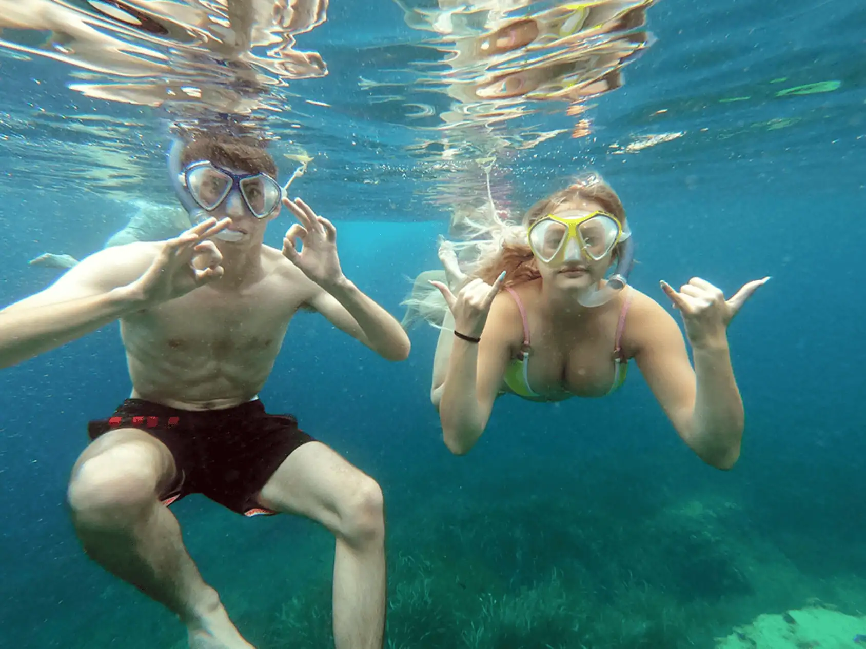 Couple en snorkeling — fond marin et reflets du soleil
