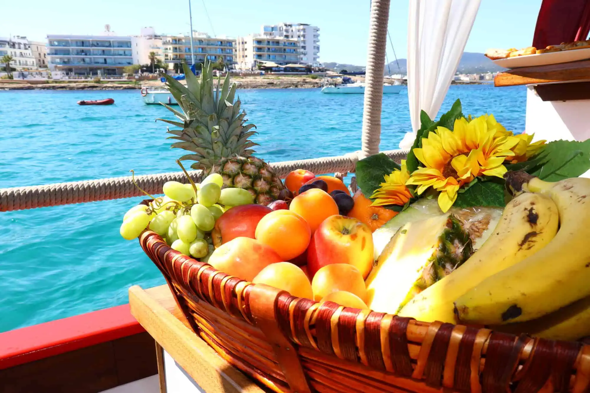 Fruits tropicaux colorés — brunch en mer