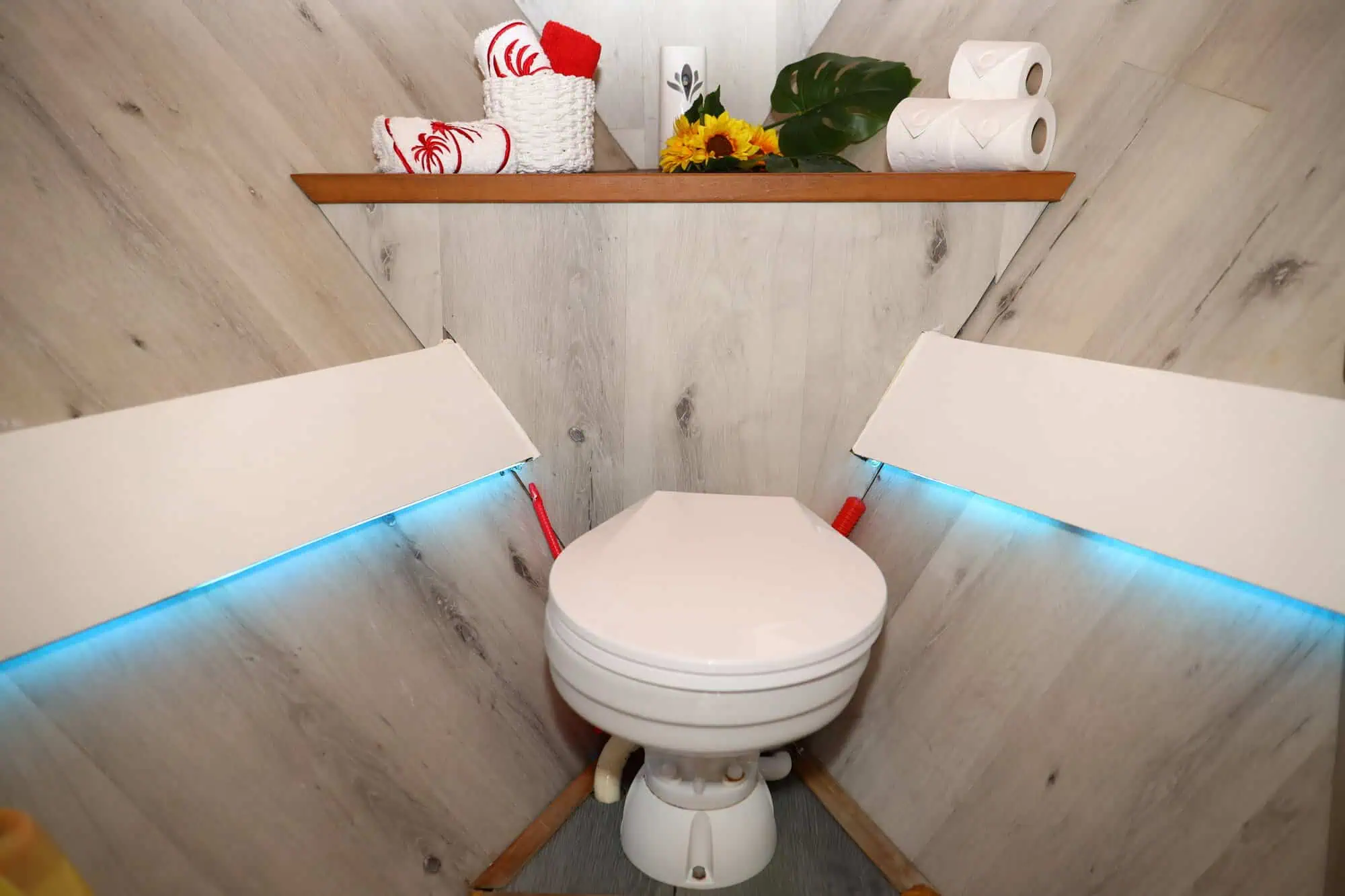 WC contemporain — confort haut de gamme en charter