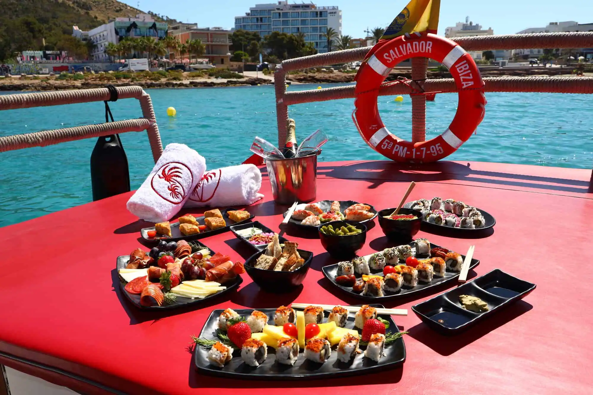 Sushi frais et cava rosé — événement privé sur la poupe