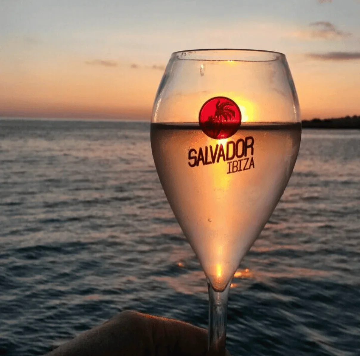 Verre devant une grotte — coucher de soleil orangé