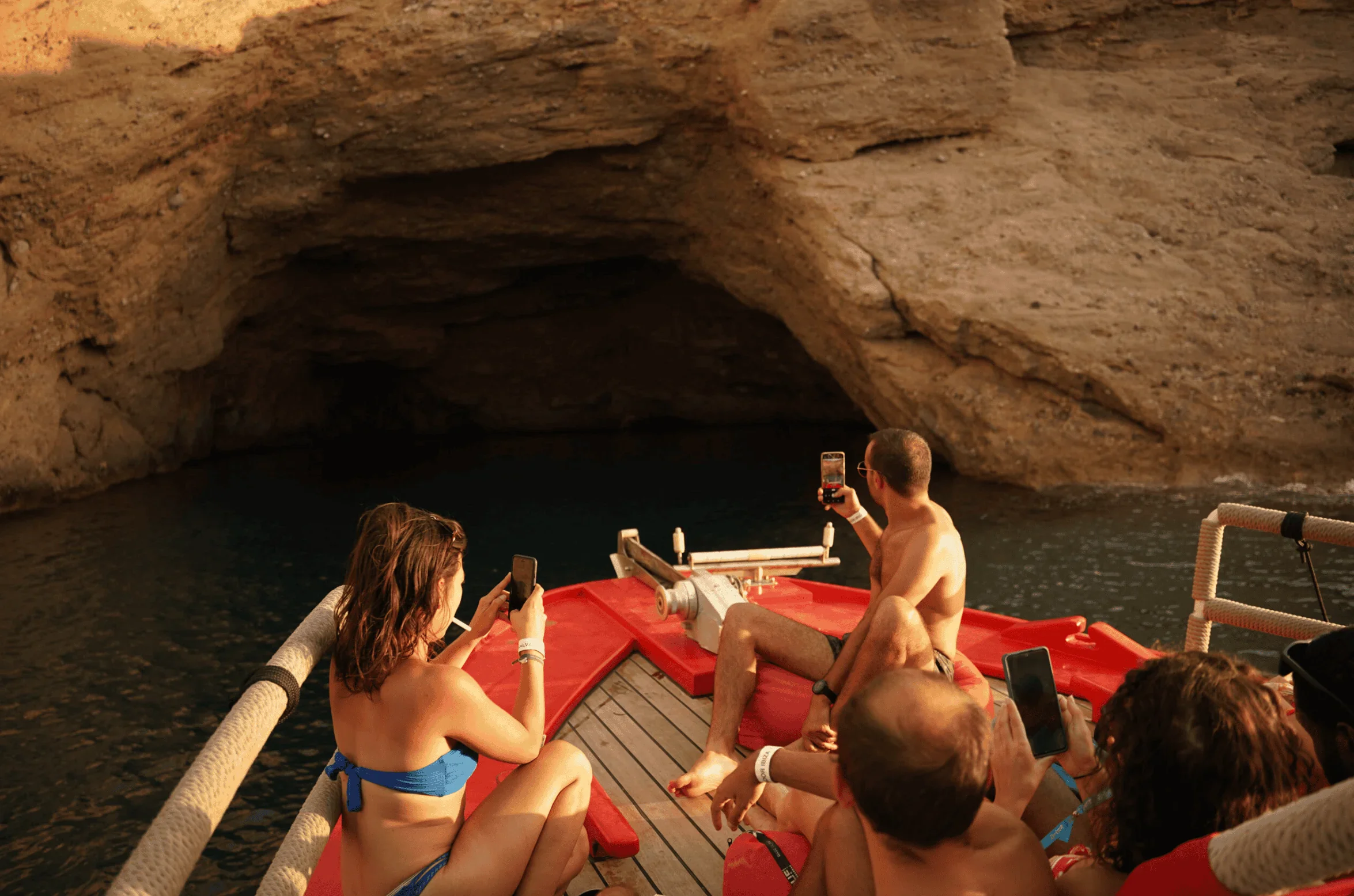 Approche d'une grotte — vague douce et embruns