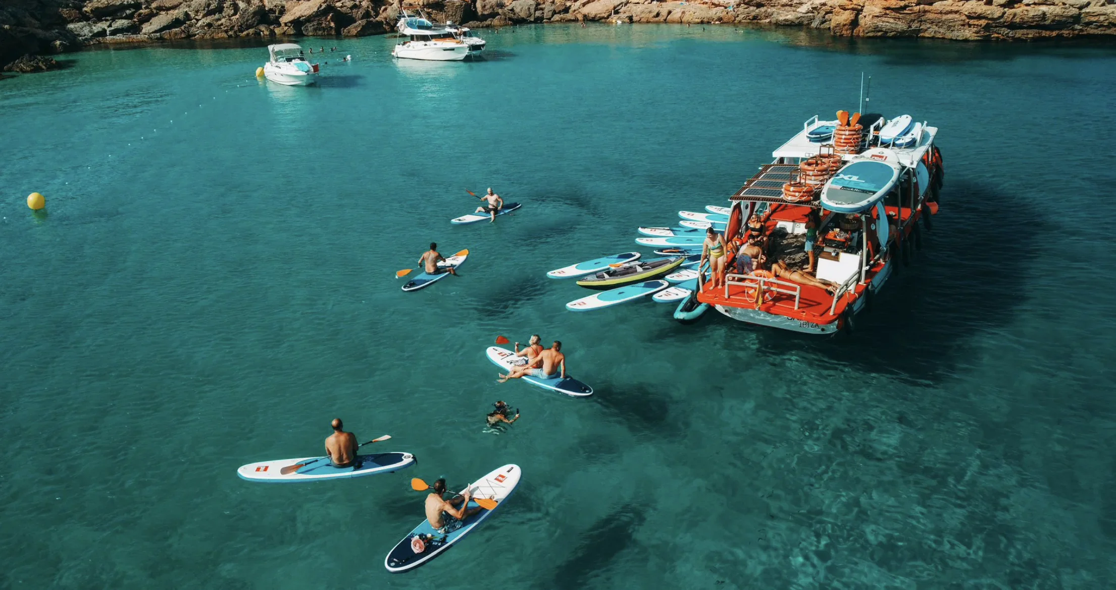 Groupe corporate profitant de boissons sur Salvador Ibiza