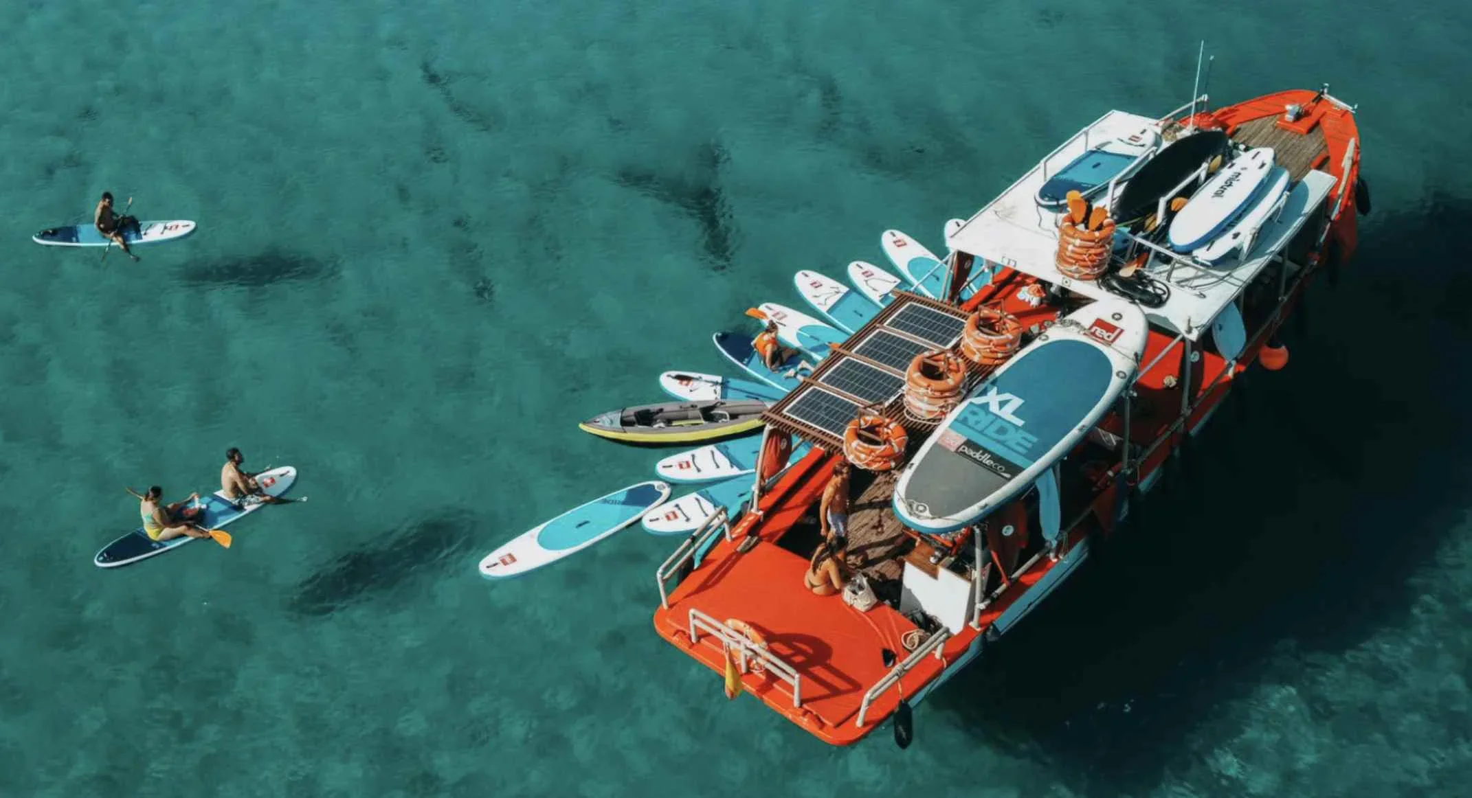 Vue aérienne zenithale — bateau bois classique et eaux turquoise