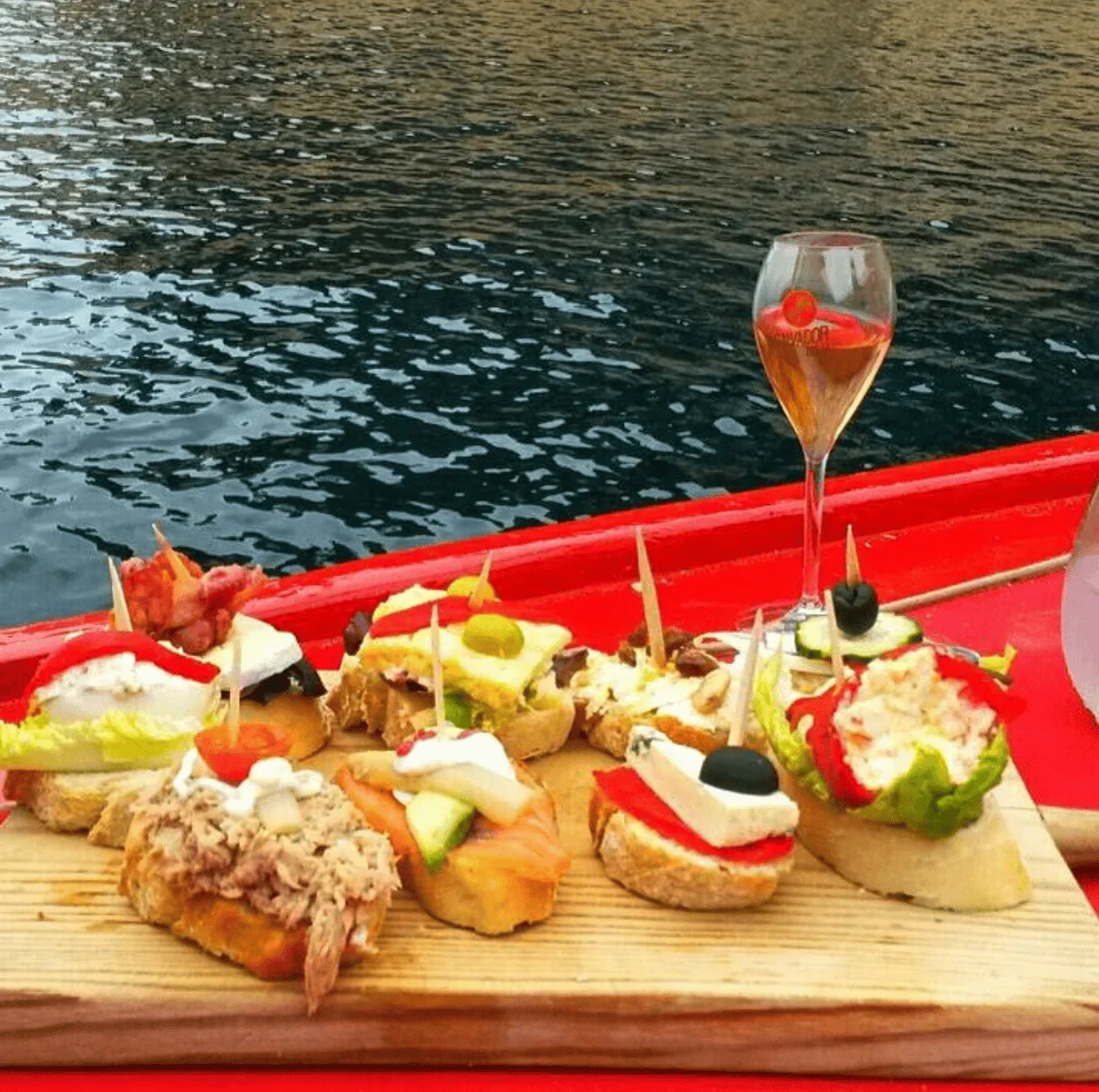 Tapas variées servies par l'équipage