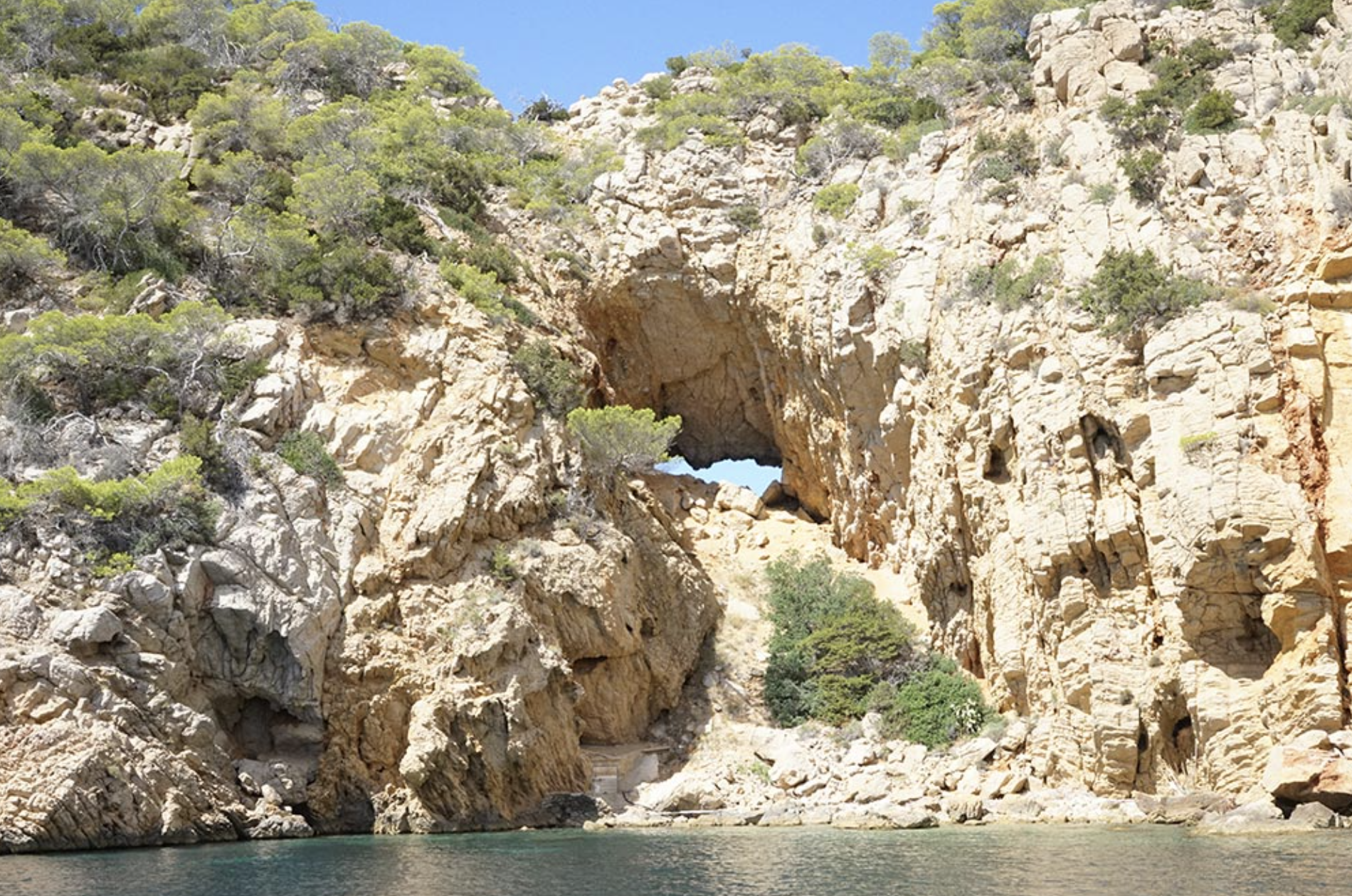 Vue aérienne Salvador Ibiza près des falaises — itinéraire nord